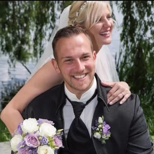 Timo und seine Frau Johanna lachend an ihrem Hochzeitstag 2016