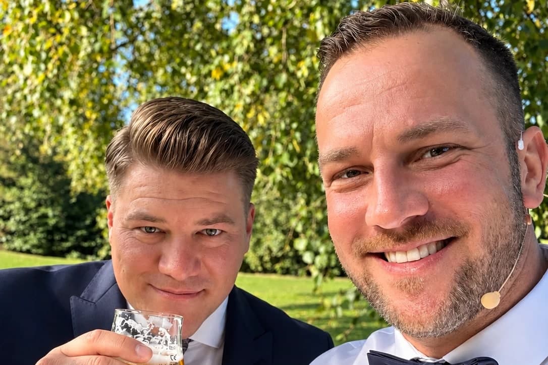 Timo stößt nach der Trauung mit dem Bräutigam an